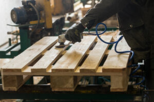 62821697 - polishing of wooden pallet on a production line